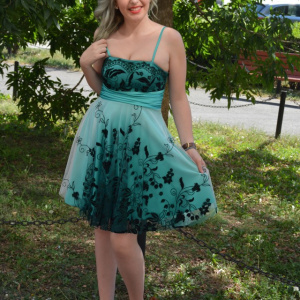 Rochie de seara scurta, turcoaz, cu insertii de broderie neagra - Img 4