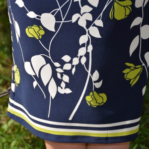 Rochie de zi, bleumarin, model cambrat pe corp, cu detalii alb-verde - Img 5