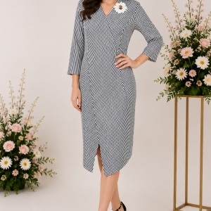 Rochie de zi Gianina cu dungi si crepeu,maneca trei sferturi,nuanta de alb-bleumarin