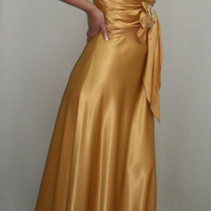 Rochie deosebita de gala, design modern, cu trena, din saten auriu - Img 3