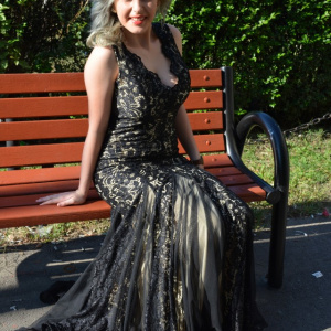 Rochie din dantela neagra pe fond crem, model tip sirena - Img 5