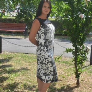 Rochie dreapta de culoare neagra cu design alb, fara maneca - Img 4