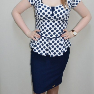 Rochie eleganta bleumarin-alb, tip costum, cu peplum in talie - Img 2