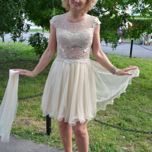 Rochie fina, bej, cu tul brodat si transparent in partea de sus - Img 2