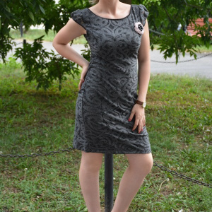 Rochie gri cu aspect dantelat si decorat cu brosa plamanie - Img 6