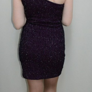 Rochie in nuanta de mov, fundita fashion aplicata lateral - Img 6