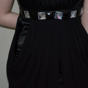 Rochie in nuanta de negru, decolteu clasic, strasuri chic - Img 5