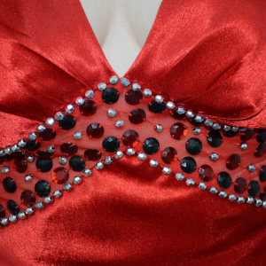 Rochie lunga de seara, de nuanta rosie, cu un decolteu in V - Img 3