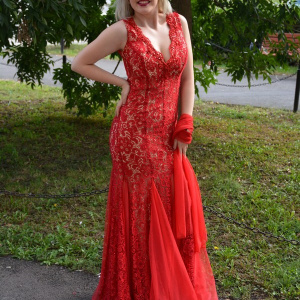 Rochie lunga de seara, tip sirena, dantela rosie cu insertii de tul - Img 3