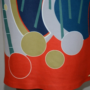 Rochie rafinata cu imprimeu abstract multicolor pe fond bleumarin - Img 4