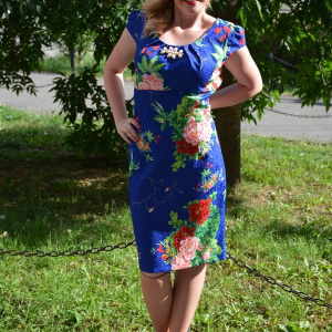 Rochie rafinata de culoare albastra cu flori rosii, model scurt - Img 2