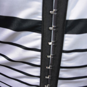 Rochie rafinata de vara cu design de dungi negre pe fond alb - Img 5