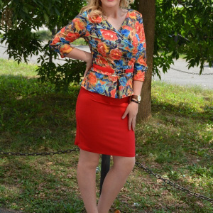 Rochie rosie cu peplum in talie si model floral in partea de sus - Img 3