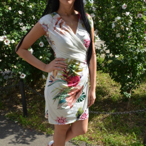 Rochie scurta fara maneca, material vaporos alb cu flori rosii - Img 4