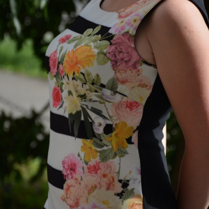 Rochie scurta fara maneci, nuanta negru-alb, design floral colorat - Img 4