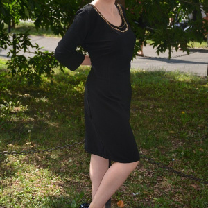 Rochie simpla neagra cu decolteu rotund si insertie de colier auriu - Img 3