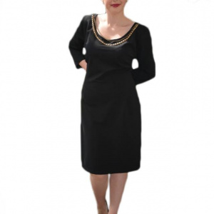 Rochie simpla neagra cu decolteu rotund si insertie de colier auriu - Img 1