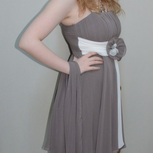 Rochie tinereasca, nuanta de gri, esarfa fashion atasata - Img 3