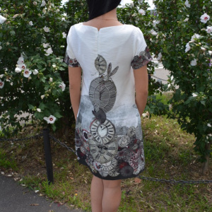 Rochie trendy cu croi lejer, design geometric, pe fond alb - Img 6