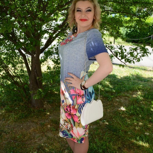 Rochie trendy cu flori multicolore, din tesatura subtire de vara - Img 3