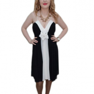 Rochie trendy, nuanta de negru-alb, decolteu in V