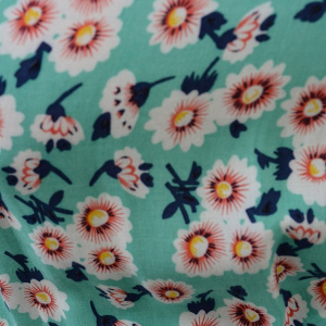 Rochie vaporoasa fara bretele, design de flori mici pe fond turcoaz - Img 3