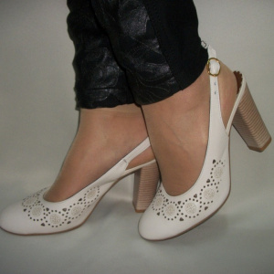 Sanda cu toc gros de 10 cm, de culoare bej, model inchis in fata - Img 4