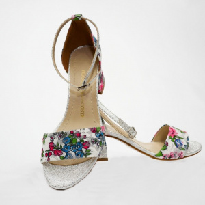 Sanda fashion cu design multicolor pe fond alb si bareta pe glezna - Img 4