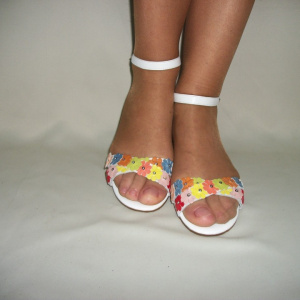 Sanda tinereasca cu talpa joasa, design de floricele multicolore - Img 3