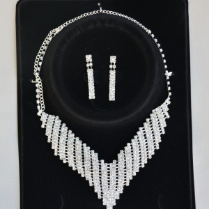Set de bijuterii din colier si cercei, culoare aurie sau argintie