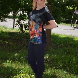Tricou deosebit cu imprimeu colorat pe fond negru aplicat in fata - Img 3