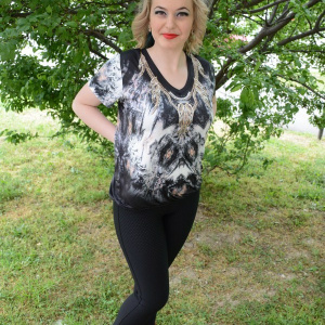 Tricou negru cu imprimeu modern, chic, si strasuri mici aurii - Img 2