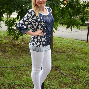 Bluza casual de dama, masura mare, bleumarin cu design alb - Img 3