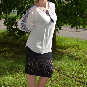 Bluza de vara, de culoare alba, cu model brodat pe maneca - Img 3