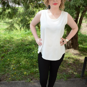 Bluza fara maneca, de culoare alba cu insertie metalica in fata - Img 2