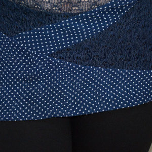 Bluza in nuanta de bleumarin-alb, fara maneci, guler chic - Img 4