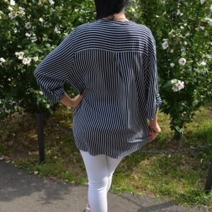 Bluza oversize cu nasturi in fata si dungi fine, alb-bleumarin - Img 6