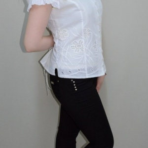Bluza rafinata, de culoare alba, imprimeu modern fin - Img 3