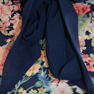 Bluza rafinata , de culoare bleumarin cu flori multicolore - Img 2