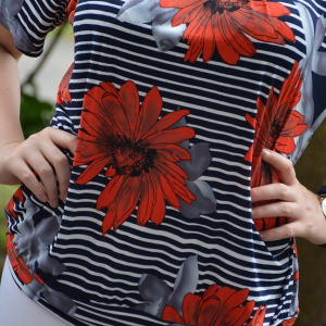 Bluza tinereasca cu imprimeu de dungi bleumarin si flori rosii - Img 5