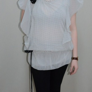 Bluza trendy din voal, nuanta alba cu buline negre si elastic - Img 3