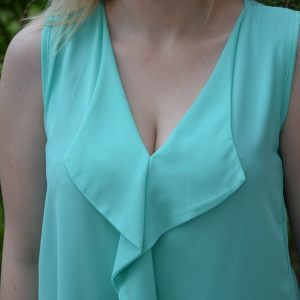 Bluza turcoaz, cu design de rever in fata si dantela in spate - Img 4