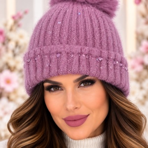 Caciula moderna din angora tricotat de nuanta roz, cu pompon si cristale , paiete