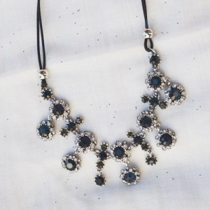 Colier rafinat cu cristale bleumarin-albe aranjate in forme florale - Img 5