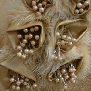 Costum elegant, bej cu insertii de blanita si flori - Img 2