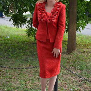 Costum rosu foarte elegant, cu fusta scurta si sacou cu maneci lungi - Img 3