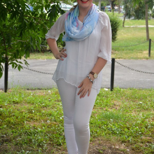 Esarfa deosebita, culoare albastra cu design floral, forma clasica - Img 5