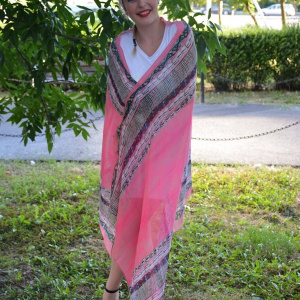 Esarfa fashion de culoare roz cu dungi colorate, late, pe margini - Img 3
