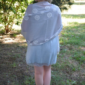 Esarfa rafinata cu franjuri, design de broderie crem pe fond gri - Img 3