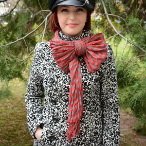Esarfa tinereasca, de culoare rosie, cu design de carouri mici - Img 2